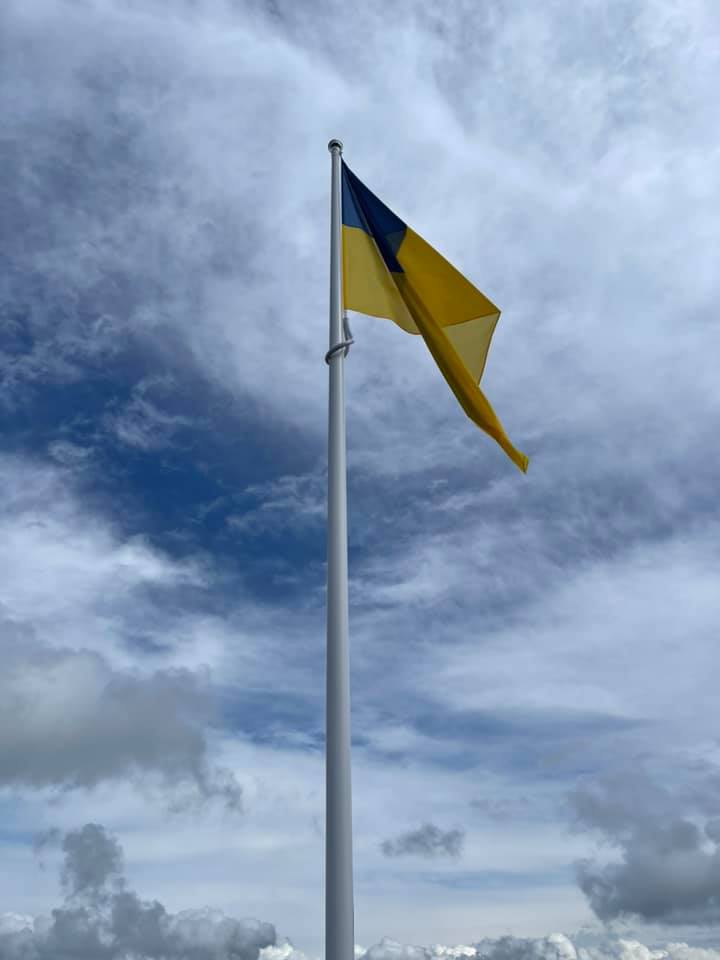 На вершині гори Великий Верх на Закарпатті підняли прапор України.