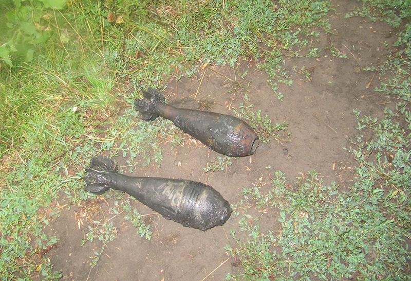 Вчора, 11 квітня, у селі Підполоззя Воловецького району, місцеві житеі знайшли стару мінометну міну.


