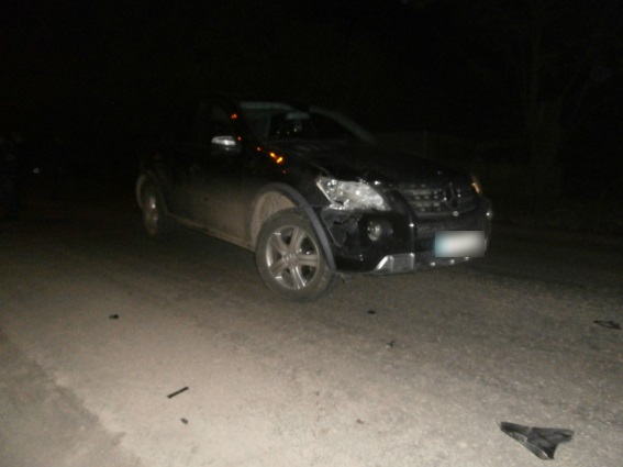 Співробітники Берегівського відділу поліції з’ясовують обставини автопригоди в райцентрі, в якій «Mercedes» смертельно травмував жінку.

