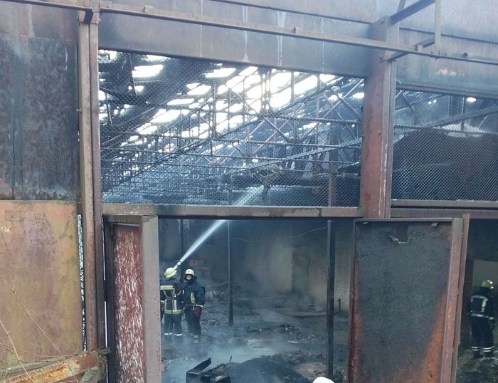 05 лютого о 15:50 до служби порятунку «101» надійшло повідомлення про пожежу на території меблевого заводу на вулиці Свалявській, що в м. Мукачево. 