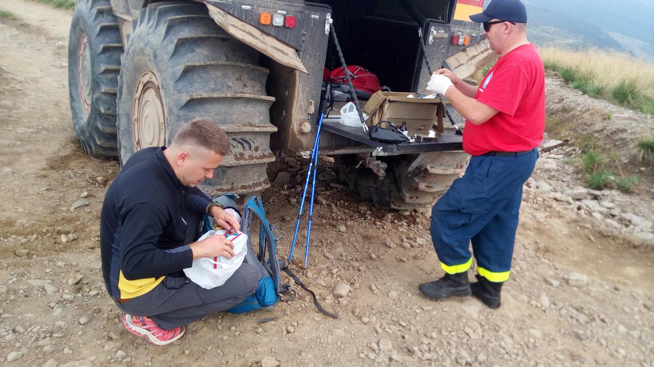 Гірські рятувальники продовжують надавати допомогу любителям Карпат.