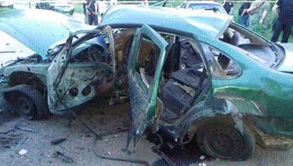 Повідомляється, що підрив автомобіля Opel Vectra, в якому знаходилися співробітники Служби безпеки, був здійснений в селі Ільїновка. Досудове розслідування здійснює Військова прокуратура сил АТО.