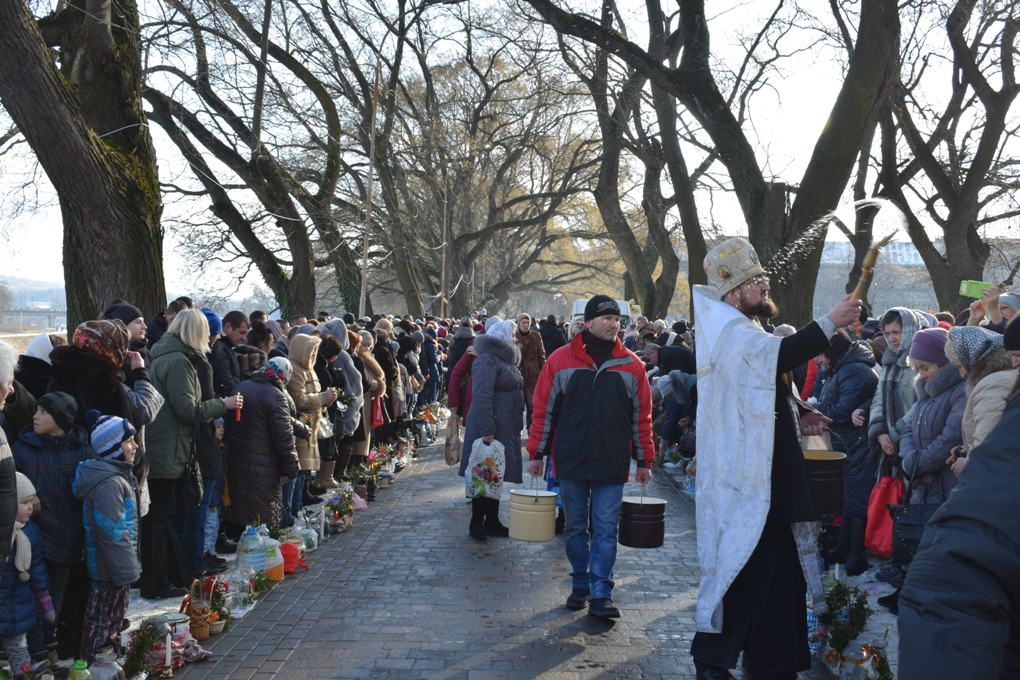 Сьогодні, у свято Водохреща, кілька тисяч ужгородців зібралися на Православній набережній, щоб здійснити традиційне освячення води, помолитися за мир і спокій в Україні.