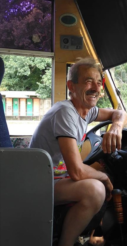 Закарпатці вже звикли, що водії маршруток та автобусів не завжди привітні та усміхнені. Однак це не про водія маршрутки №2 в Ужгороді.

