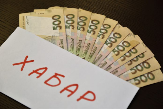 На Закарпатті прикордонника спіймали на хабарі за тютюнову контрабанду, у Києві - чиновника за вимагання 1,3 мільйонів доларів, а на Донеччині чиновниця вимагала хабар за видачу земельних ділянок.