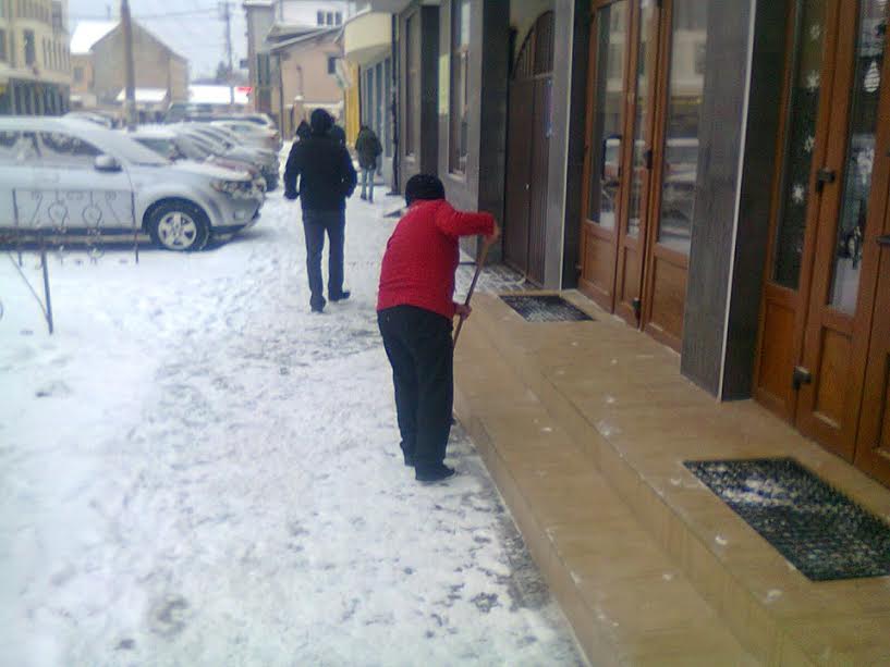 Городская власть Ужгорода отмечает, что большинство предпринимателей города сегодня, когда значительный снегопад, с ответственностью подошли к уборке территорий возле своих магазинов, учреждений, кафе, офисов и прочее.