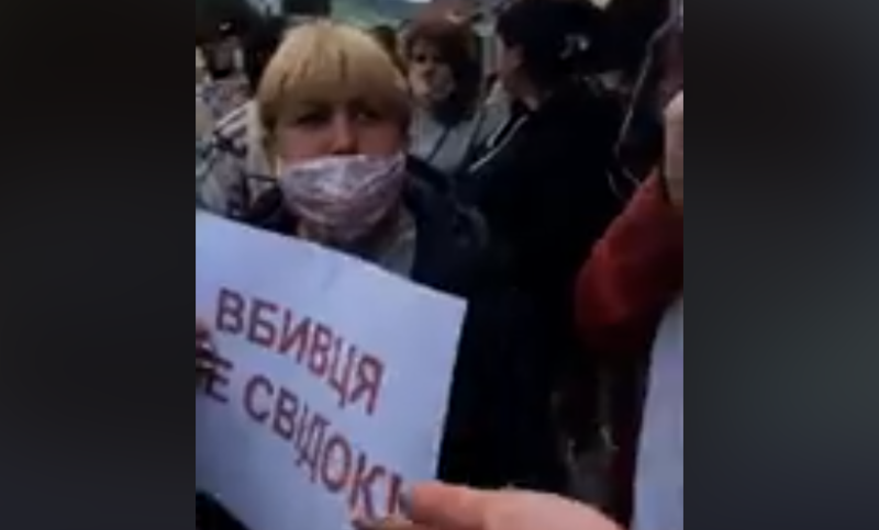 "Вбивці, де Вася?": обурені виноградівці вимагають відповідей у начальника слідства щодо смерті місцевого мешканця (ПРЯМИЙ ЕФІР)