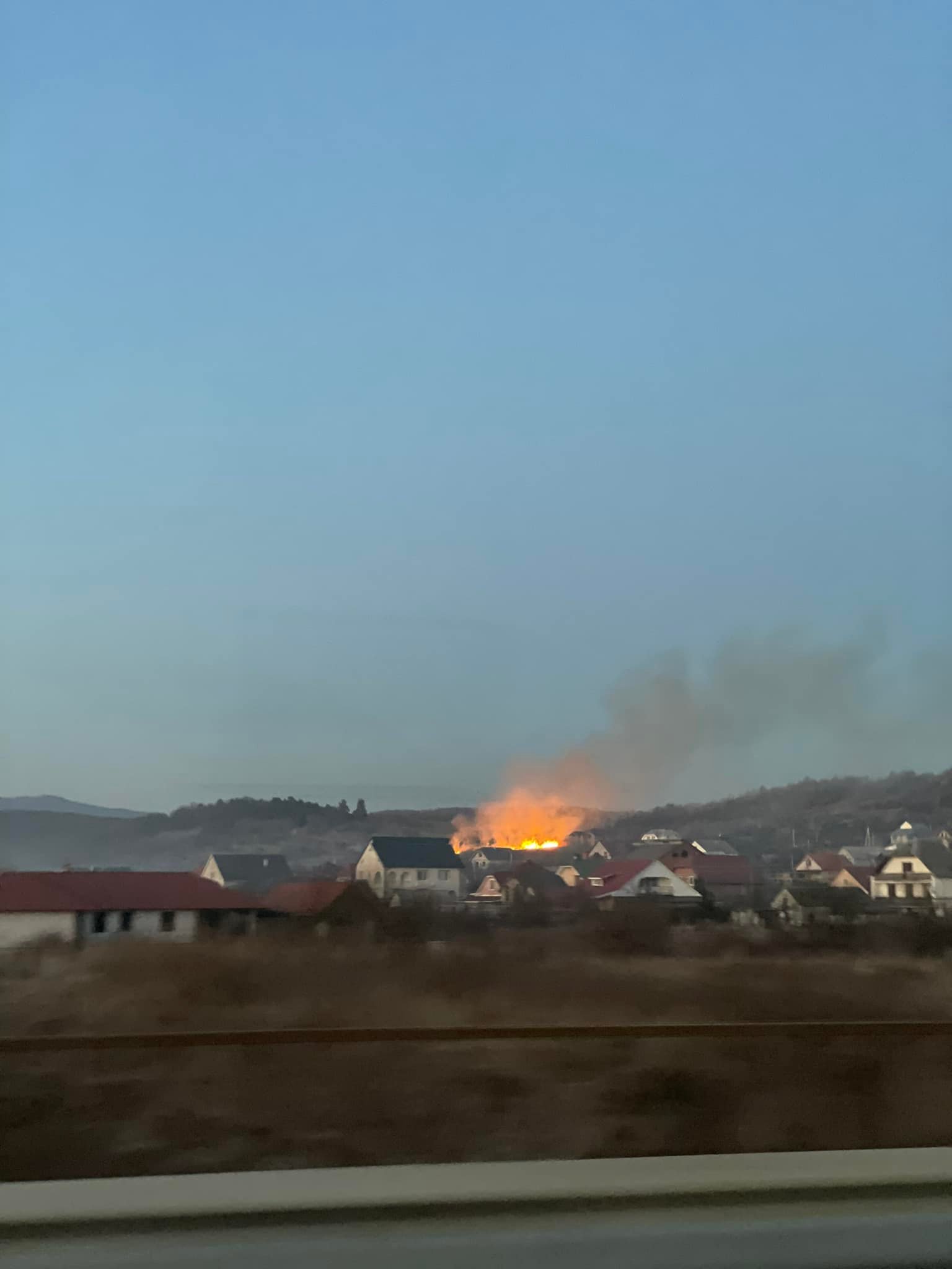 Фотографии с места пожара были распространены в Интернете.