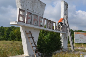 Вчора завершили  ремонт вказівного знаку та благоустрій території при в’їзді у Берегівський район поблизу села Гать.