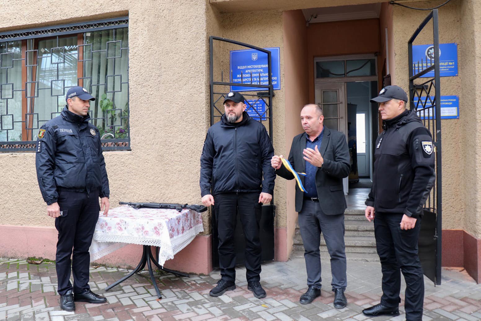У Виноградівській територіальній громаді відбулось відкриття поліцейської станції. Службове приміщення функціонуватиме у якості «пункту безпеки» та цілодобової допомоги для понад 63 тисяч громадян.