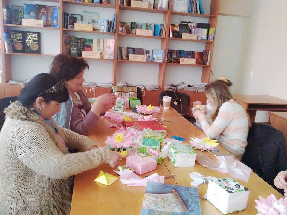 Сьогодні, 8 квітня в Ужгородській центральній міській бібліотеці пройшов майстер-клас з виготовлення прикрас з серветок  «Прикрась свій стіл до свята».  