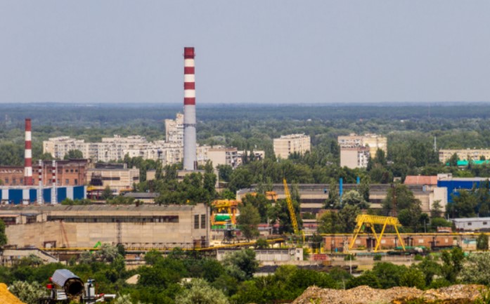 Російські окупанти масовано обстріляли Кременчуцький нафтопереробний завод і навколишні склади паливно-мастильних матеріалів.

