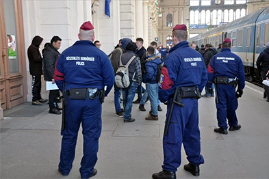 Угорщина погрожує закрити кордон з Сербією, щоб зупинити мігрантів