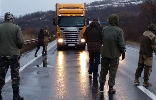 Близько 50 активістів почали блокування російських фур при в'їзді на територію міжнародного пункту пропуску «Порубне» в Чернівецькій області.
