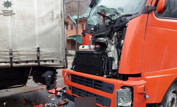 Аварія сталася у Воловецькому районі на трасі Київ-Чоп.