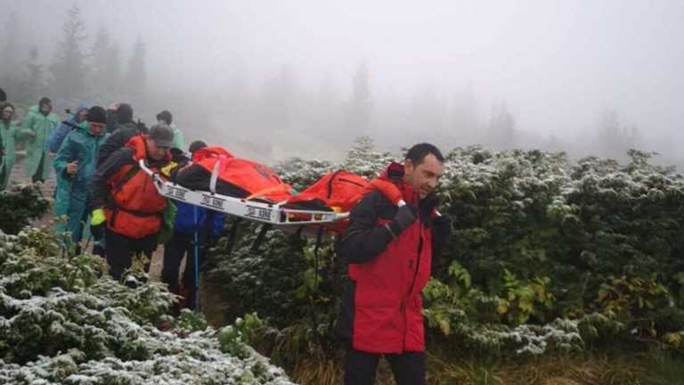 Група туристів 22 вересня успішно піднялась на найвищу гору України. Проте спуск з засніженої Говерли завершився неприємним інцидентом – одна з жінок отримала травму.