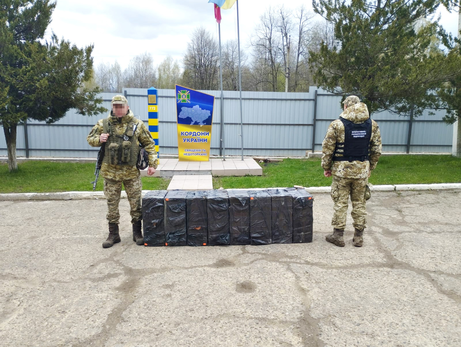 Прикордонники вилучили у контрабандистів чергову партію тютюну (ФОТО)