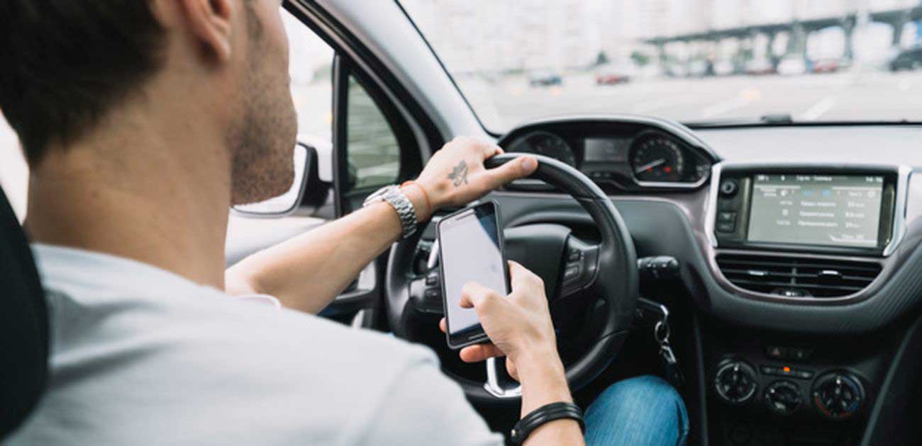 Если руль заметили с мобильным телефоном в руке во время вождения, они будут привлечены к ответственности.