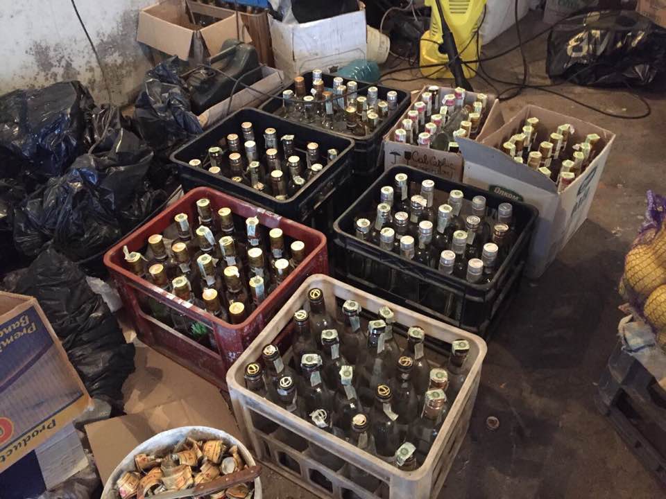 Прокуратура Закарпатської області продовжує викривати місця незаконного виготовлення, зберігання та збуту незаконно виготовлених алкогольних напоїв.

