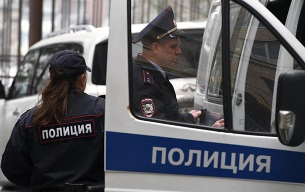 Четверо грабіжників з газовим балончиком відібрали у двох чоловіків сумки з 40 млн рублів на південному сході Москви, повідомило управління МВС у Москві.

