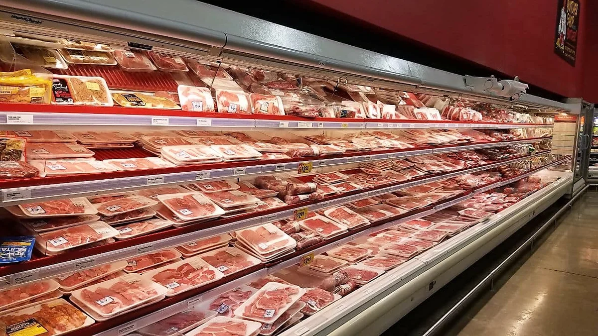 В Україні продовжує дорожчати м'ясо. Особливо в серпні підскочила ціна на більшість свинини, але подешевшали сало, курятина та яловичина.