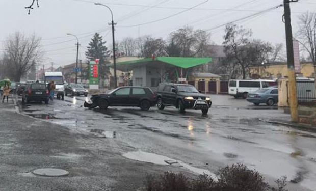 В Ужгороді на Капушанській зіштовхнулися два легкові автомобіля. Рух обмежено.