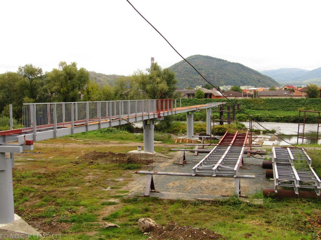 На сессии в Мукачево поднялся вопрос о судьбе пешеходного моста «Черемшина» — «Росвыгово», который начали строить летом прошлого года