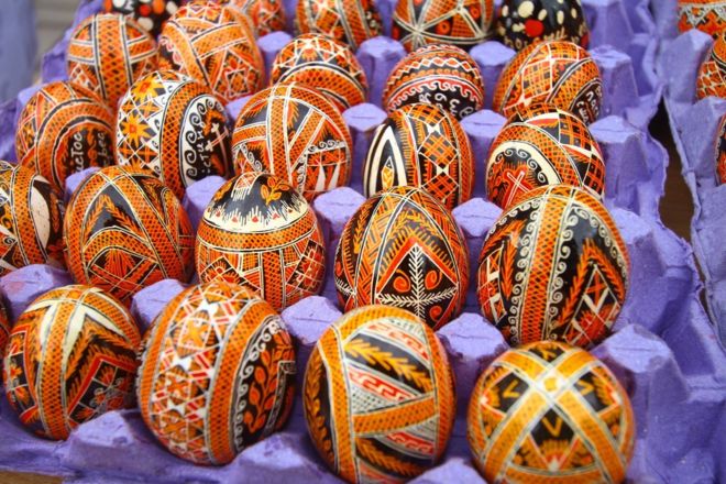 Цієї неділі частина християн відзначатимуть одне з найголовніших свят у році - Великдень, яке має багато звичаїв, часто дохристиянського походження.