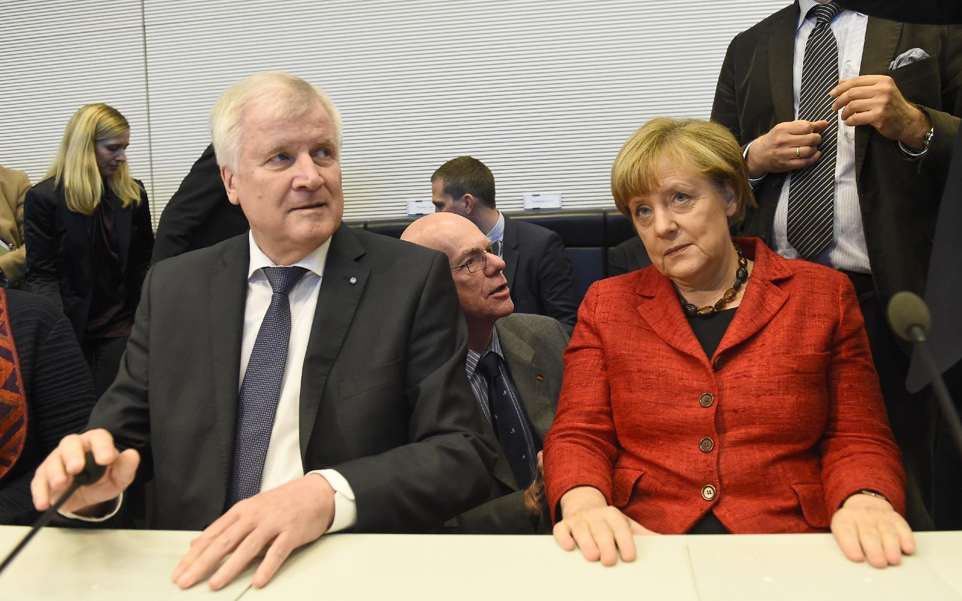 Törökországgal együttműködve véget kell vetni az illegális bevándorlásnak a görög–török uniós külső határon, és „legalizálni kell a migrációt” – mondta Angela Merkel német kancellár kedden Berlinben.