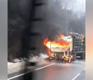 Вантажівку повністю охопив вогонь.