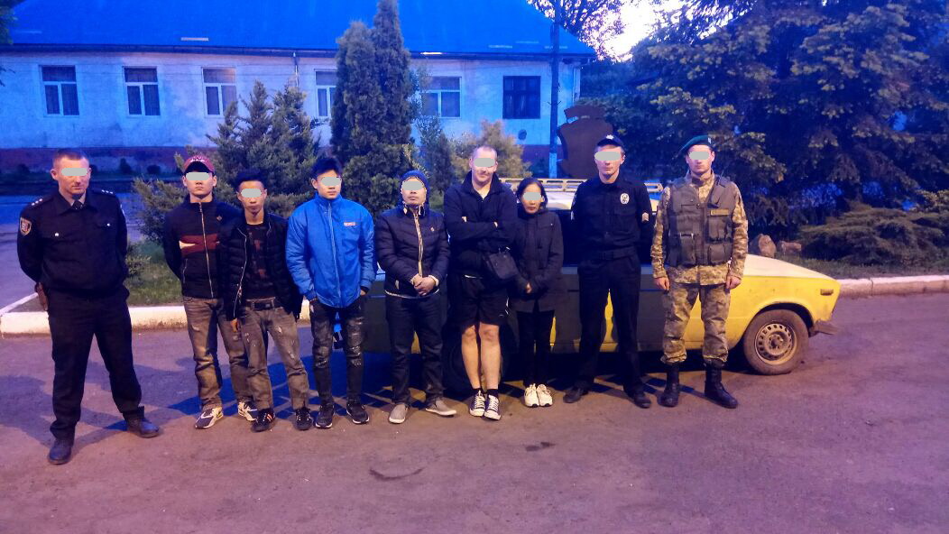 5 в’єтнамців та українця, що перевозив їх у своєму автомобілі, затримали сьогодні вночі військовослужбовці відділу «Новоселиця» спільно з представниками Перечинського РВ ГУНП та МРВ СБУ.