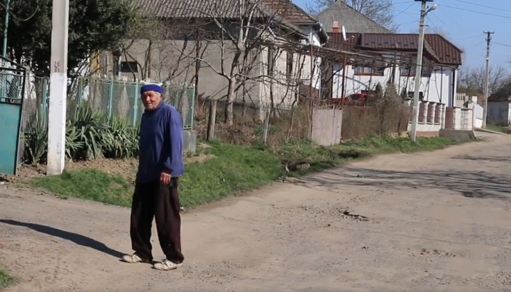 В сети Фейсбук опубликовали рассказ закарпатского крестьянина о состоянии дорог. Видео содержит нецензурную лексику.