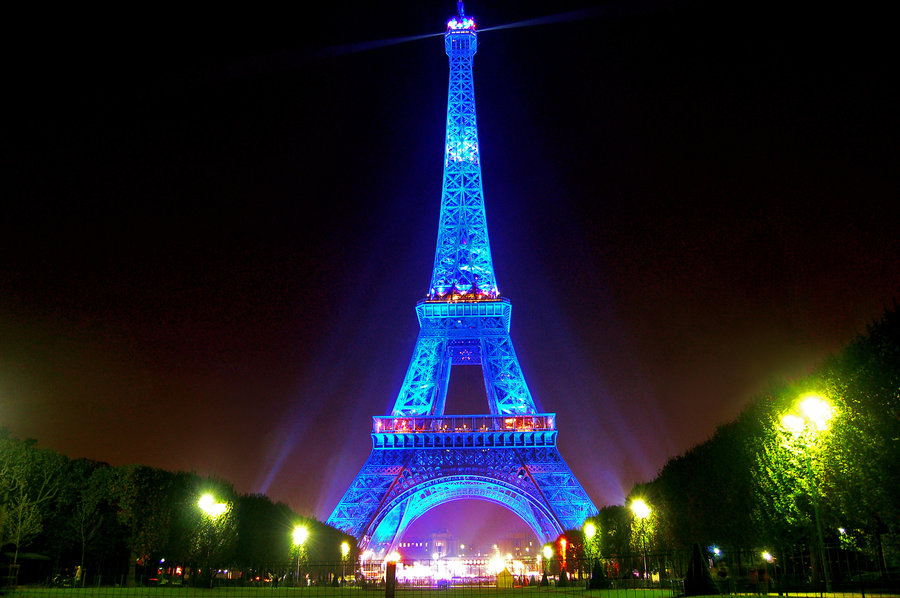 В рамках “Години Землі” в Парижі на час відключили освітлення одного із символів міста — Ейфелевої вежі.

