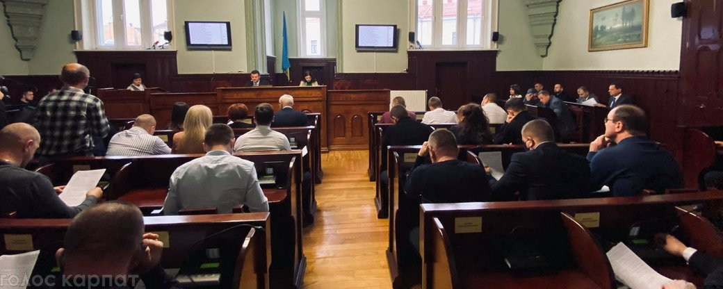 Група депутатів Мукачівської міської ради звернулася до міського голови із проханням скликати позачергову сесію 17 березня 2022 року.
