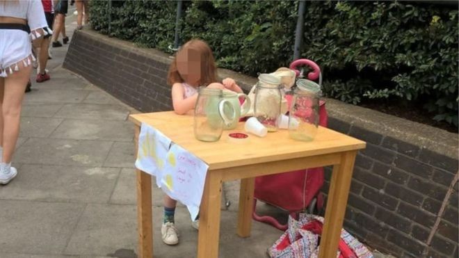 П'ятирічна британка, яку поліція оштрафувала за продаж лимонаду на вулиці, отримала десятки пропозицій поторгувати на різних заходах.
