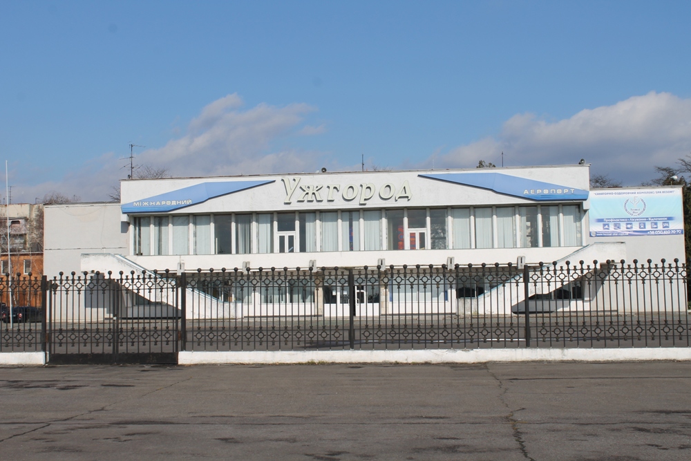 Роботу міжнародного аеропорту «Ужгород» заблоковано. Останній авіарейс звідси було здійснено минулого четверга, після чого Державіаслужба призупинила дію сертифікату авіаційної безпеки аеропорту.