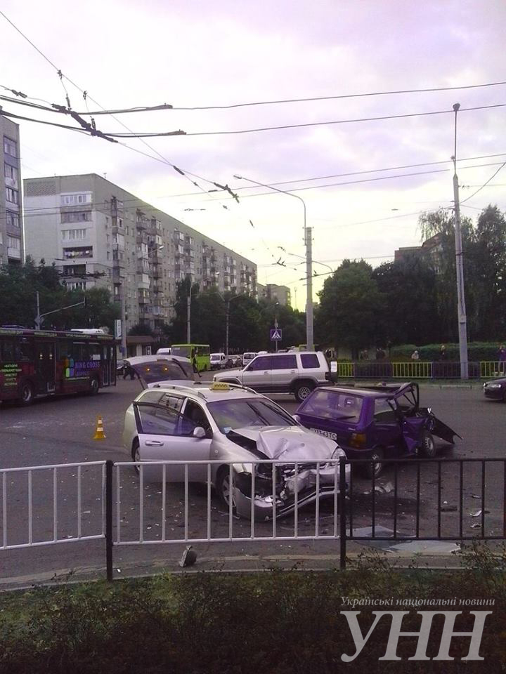 Во Львове таксист спровоцировал ДТП. Есть пострадавшие / ФОТО