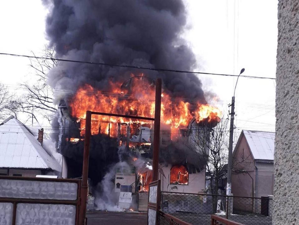 07 грудня о 12:36 до рятувальників надійшло повідомлення про пожежу в магазині будівельних матеріалів, що на вул.Головній в смт Буштино Тячівського району.
