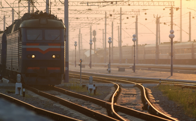 Україна розпочне поетапне будівництво вузької європейської колії, аби з’єднати свою залізницю з європейською.

