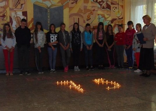На протяжении 26-29 сентября в Дубивском ООШ i-III ст. учителя-историки вместе со школьниками провели ряд мероприятий, посвященных 75-й годовщине памяти жертв Бабьего Яра в Киеве.