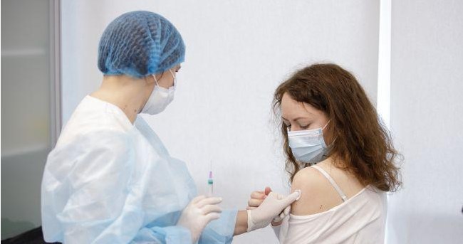 В Україні триває вакцинація від COVID і разом із медиками і військовими в Україні вакцинують публічних людей без черги.