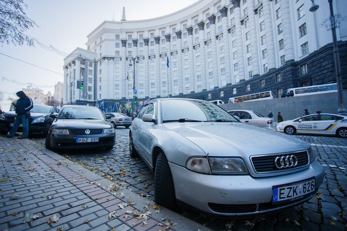 Надходження до державного бюджету від оформлення автомобілів з іноземною реєстрацією можуть досягти 5-10 мільярдів гривень.

