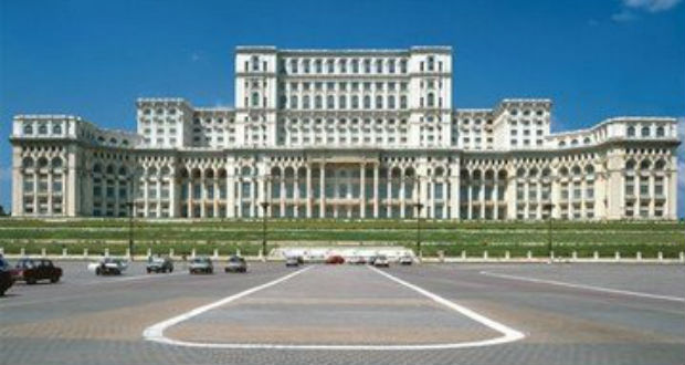 Двопалатний парламент країни в системі он-лайн одобрив Указ президента держави Клауса Йогганіса про введення в Румунії надзвичайного стану на 30 днів.
