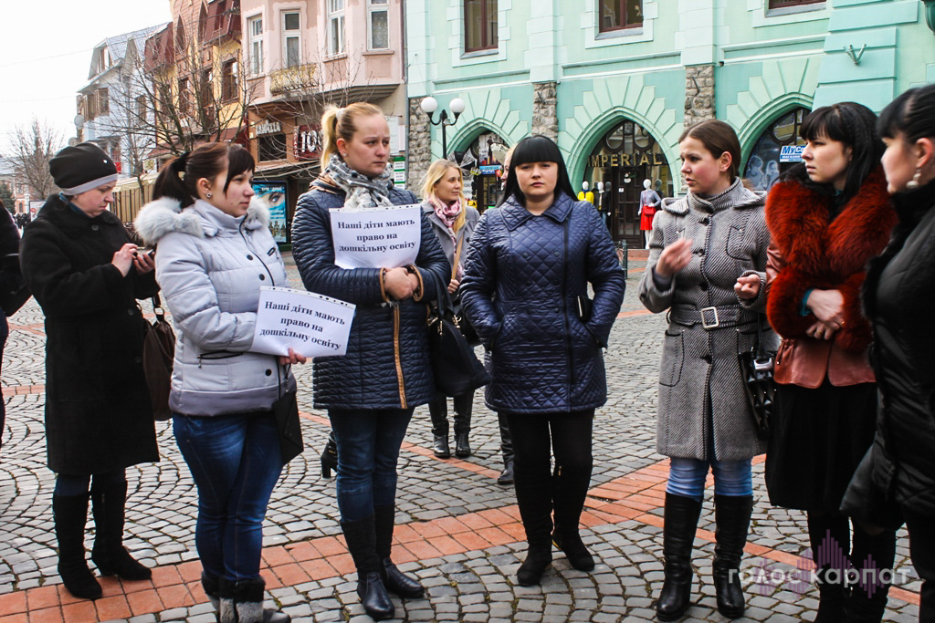 Мукачівські чиновники домовляться не викидувати дітей із садочків міста