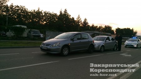 Сьогодні, 18 серпня, в Ужгороді на перехресті Капушаньскої - Легоцького сталася аварія - зіткнулися дві іномарки.