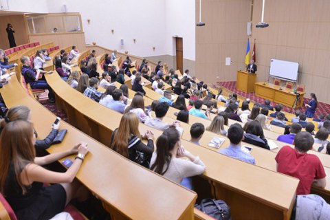 В украинских высших учебных заведениях в 2016 году на дневную форму обучения поступило 465 тыс. 283 абитуриенты, с которых в бюджет поступило 237 тысяч. 625 абитуриентов, а на контракт - 227 тыс. 654 человека.