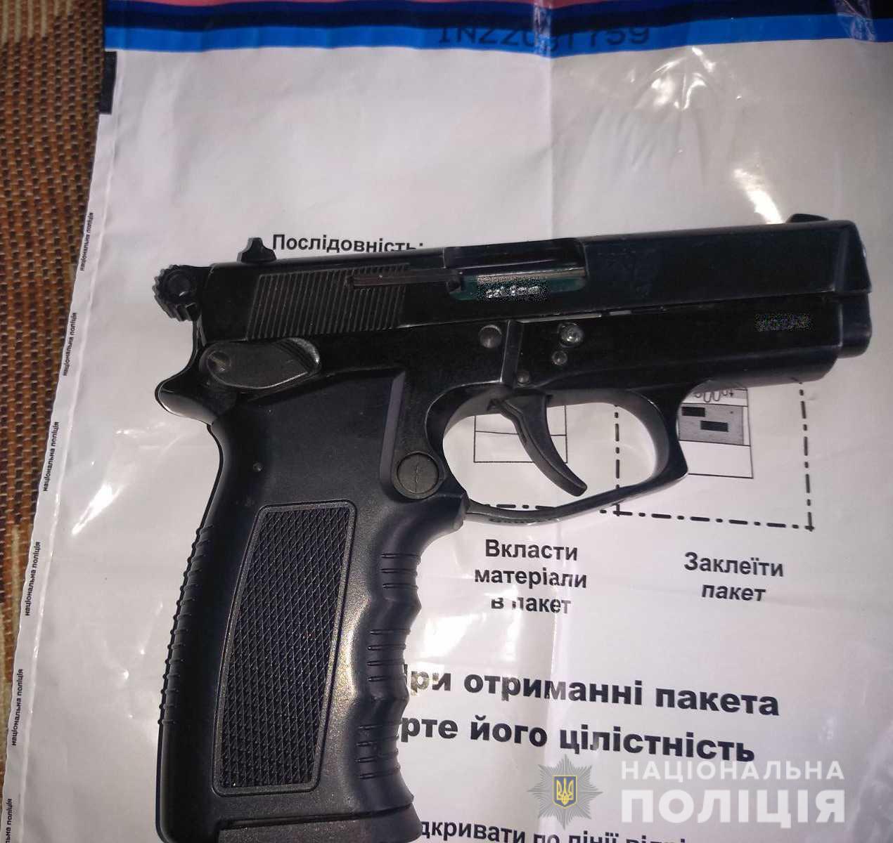 Предмет, схожий на стартовий пістолет, під час санкціонованого обшуку виявили у селі Нове Давидково Мукачівського району.