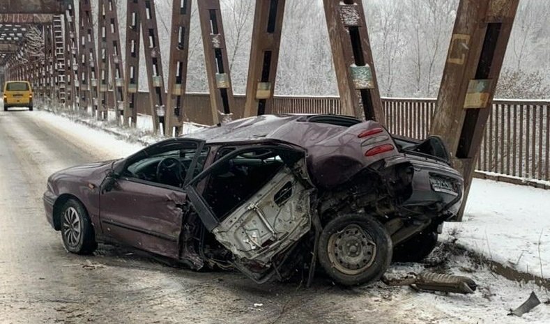 ДТП трапилася сьогодні близько 13 години у Виноградові, на мості зіткнулися дві автівки.