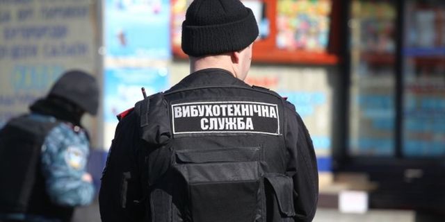 Во Львове в полицию обратился житель одного из домов по улице Владимира Великого. Мужчина рассказал, что ему позвонил аноним и сообщил, что в здании произойдет взрыв. 