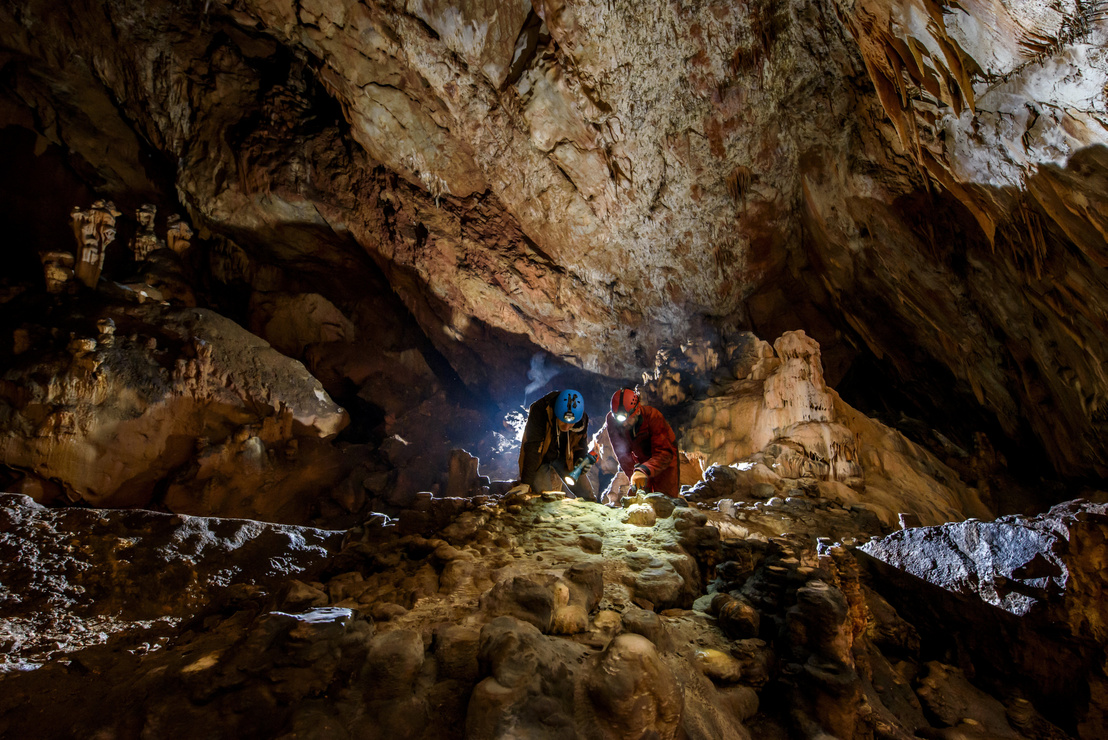 У печері біля кордрну зі словаччиною знайшли унікальні бронзові прикраси обрядового значення. Саме в цій печері знайшли скарби яким понад 7000 років.